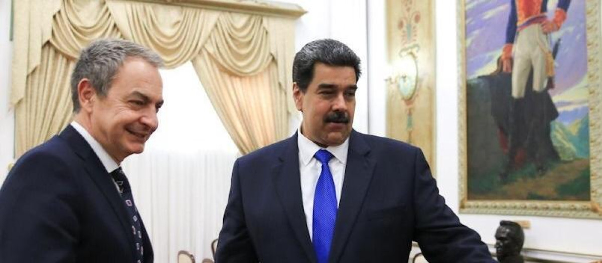 El solucionador de conflictos, José Luis Rodríguez Zapatero, junto con el dictador chavista, Nicolás Maduro