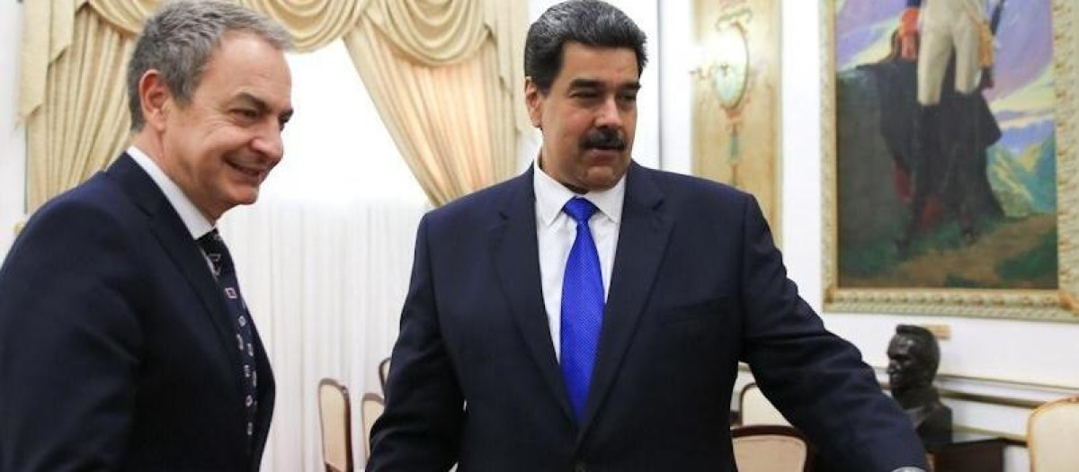 El solucionador de conflictos, José Luis Rodríguez Zapatero, junto con el dictador chavista, Nicolás Maduro