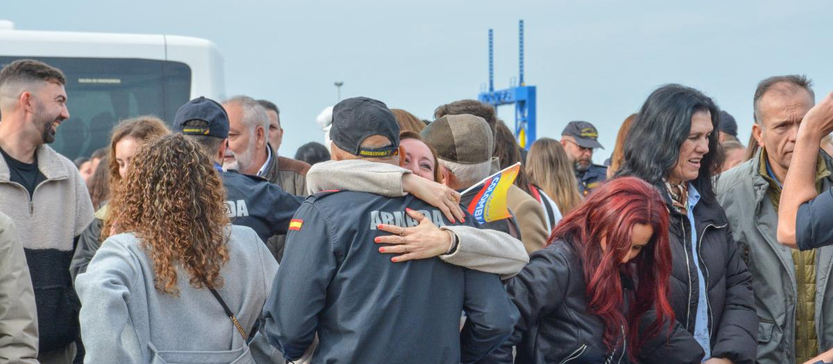Recibimiento de los familiares de la dotación de la fragata Santa María