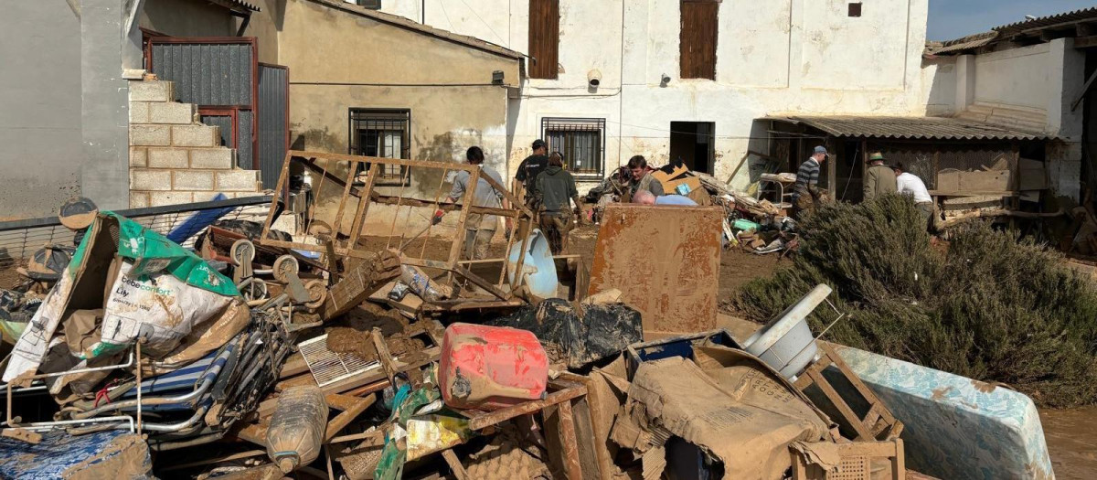 Voluntarios en Valencia, tras el paso de la dana