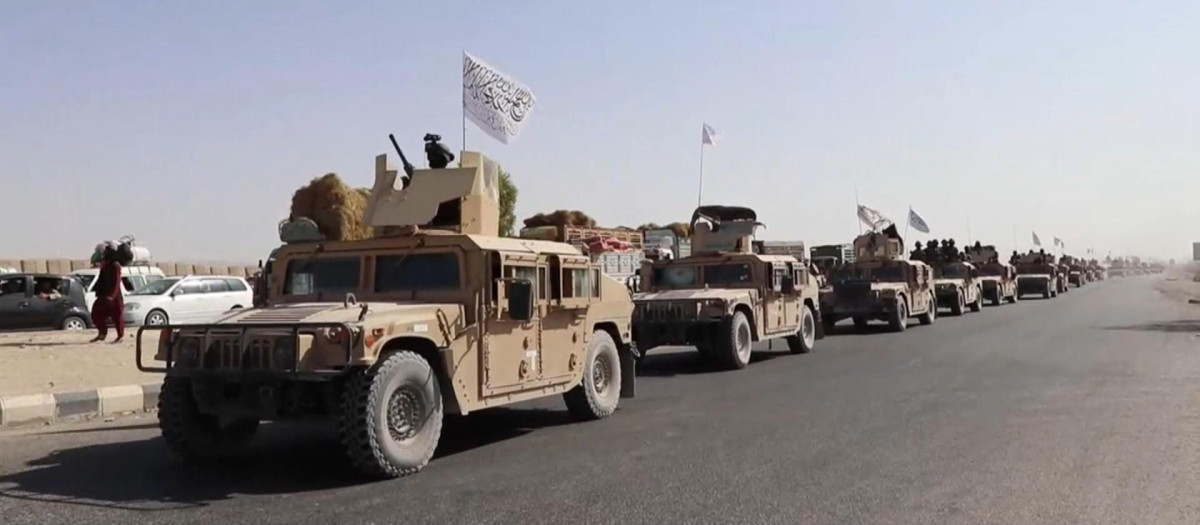 KANDAHAR (AFGANISTÁN), 07/03/2025.-  Captura de un video de archivo de talibanes con equipamiento militar estadounidense en la ciudad afgana de Kandahar. La apresurada retirada de las tropas estadounidenses de Afganistán en 2021, ante la llegada de los talibanes, dejó abandonado un gran arsenal militar que ahora es fuente de disputa. El presidente de Estados Unidos, Donald Trump, sugirió recientemente su devolución, pero los fundamentalistas rechazan esta idea, al considerarlo su botín de guerra particular.EFE/ EPA