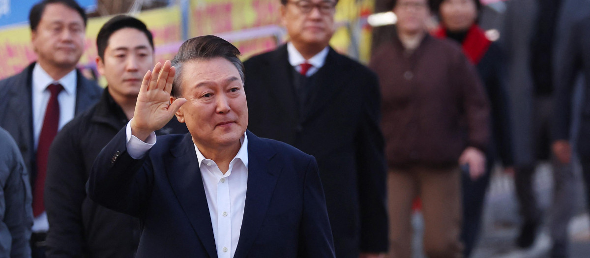 El presidente surcoreano Yoon saliendo de la cárcel