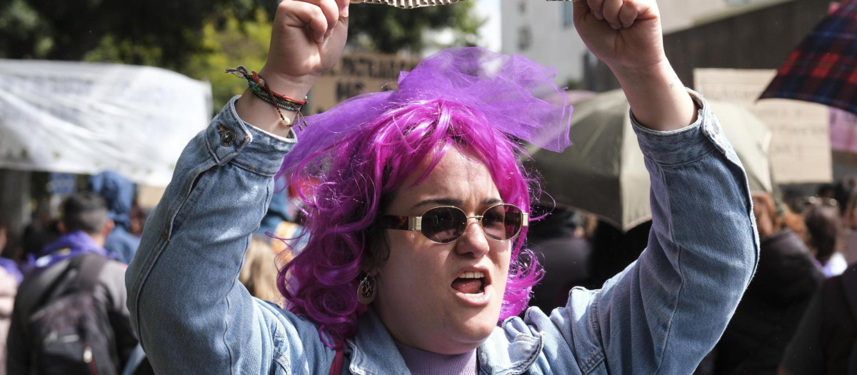 Centenares de personas participan en una manifestación con motivo del Día Internacional de la Mujer