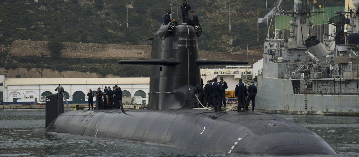 El submarino S-81 Isaac Peral ha comenzado su primera navegación nacional desde el Arsenal de Cartagena
