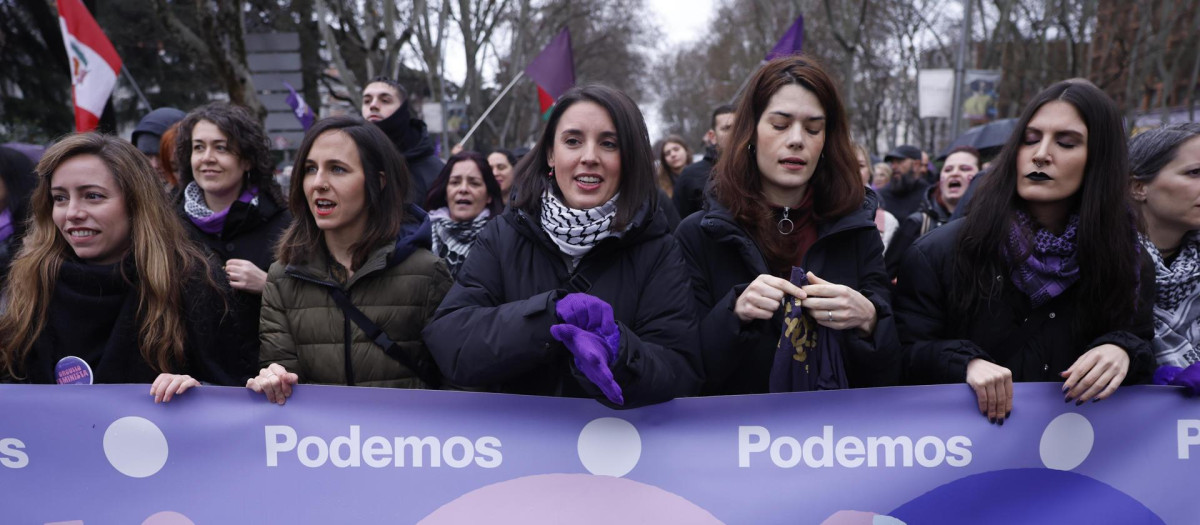 La líder de Podemos, Ione Belarra, con otras dirigentes del partido morado, como Irene Montero o Isa Serra, han encabezado otra parte de la misma manifestación convocada por la Comisión 8M llevando su propia pancarta