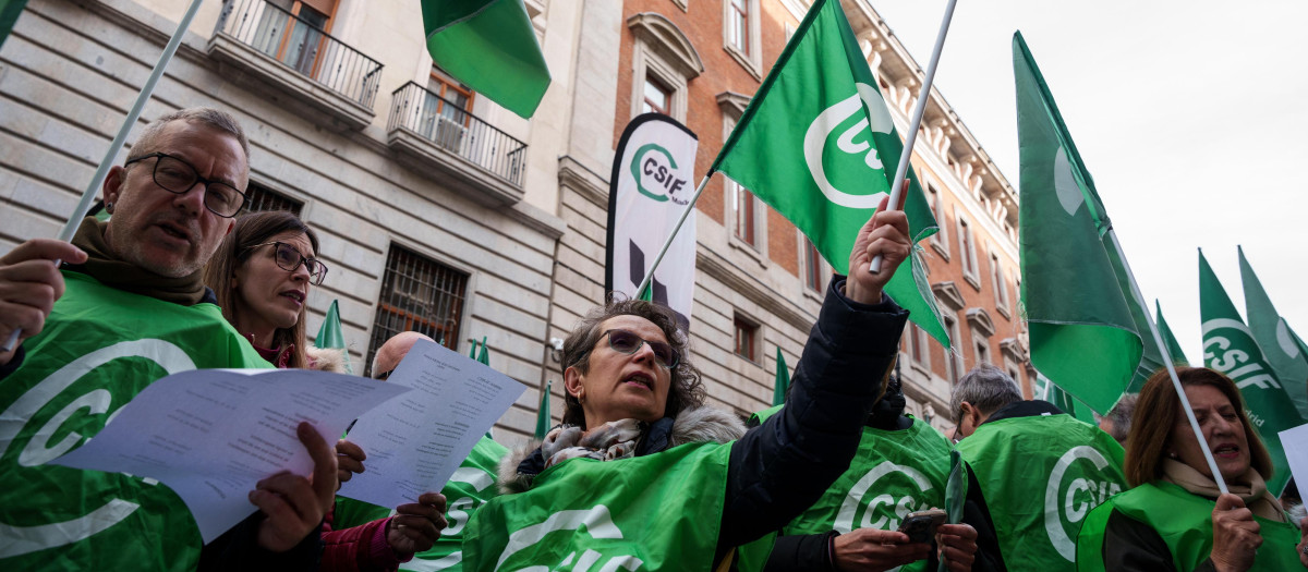 Varias personas con banderas de CSIF