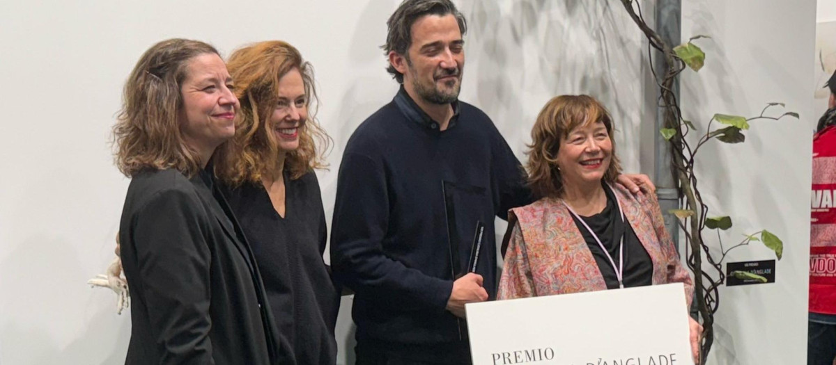 El artista Álvaro Urbano en el momento de recoger el premio
