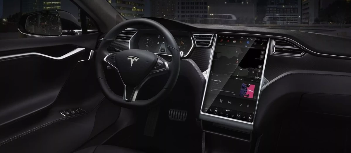Tesla inició la moda de una gran pantalla sin botones