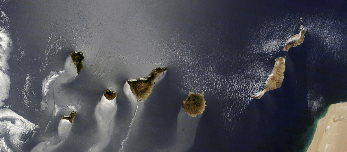 Fotografía facilitada por la NASA de la foto del archipiélago canario tomada por el satélite Terra en 2014