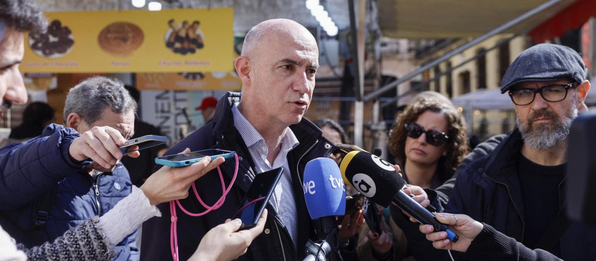 GRAFCVA6178. VALENCIA, 11/03/2025.- El concejal de Sanidad y Consumo del Ayuntamiento de València, José Gosálbez (Vox), realiza declaraciones durante la supervisión de las marcha de las inspecciones a las churrerías instaladas en las calles en Fallas. EFE/Kai Försterling