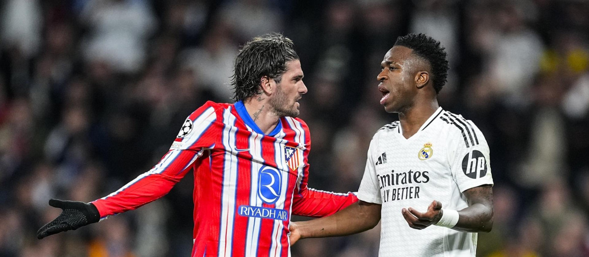 De Paul y Vinicius discuten una acción en el duelo de ida del Bernabéu