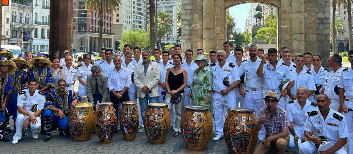 Los guardiamarinas en una de las actividades culturales en Montevideo