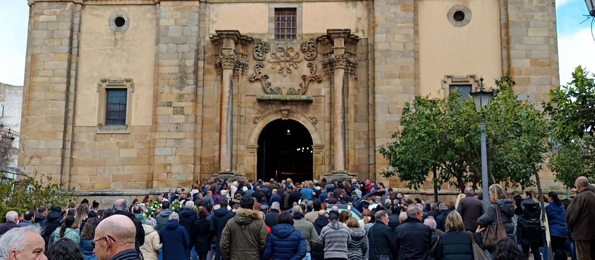 Cientos de personas han permanecido en el exterior del templo