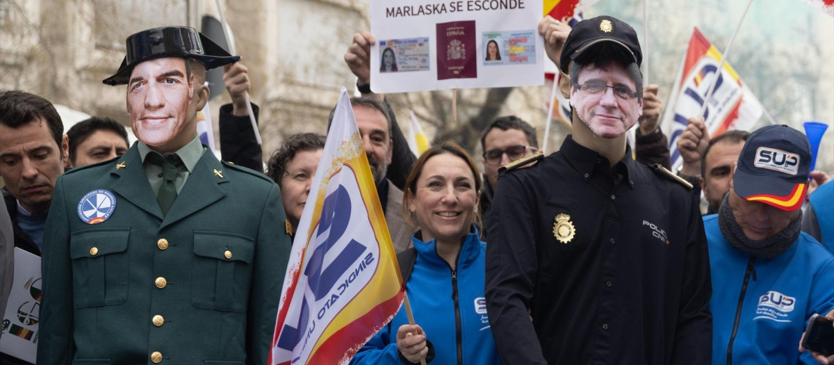 Dos muñecos de Pedro Sánchez y Carles Puigdemont durante una concentración de una docena de sindicatos de Policía y asociaciones de la Guardia Civil
Eduardo Parra / Europa Press
12 MARZO 2025;POLICIA;JUNTS;PSOE
12/3/2025