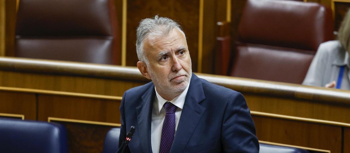 El ministro de Política Territorial y Memoria Democrática, Ángel Víctor Torres, en la sesión de control al Gobierno