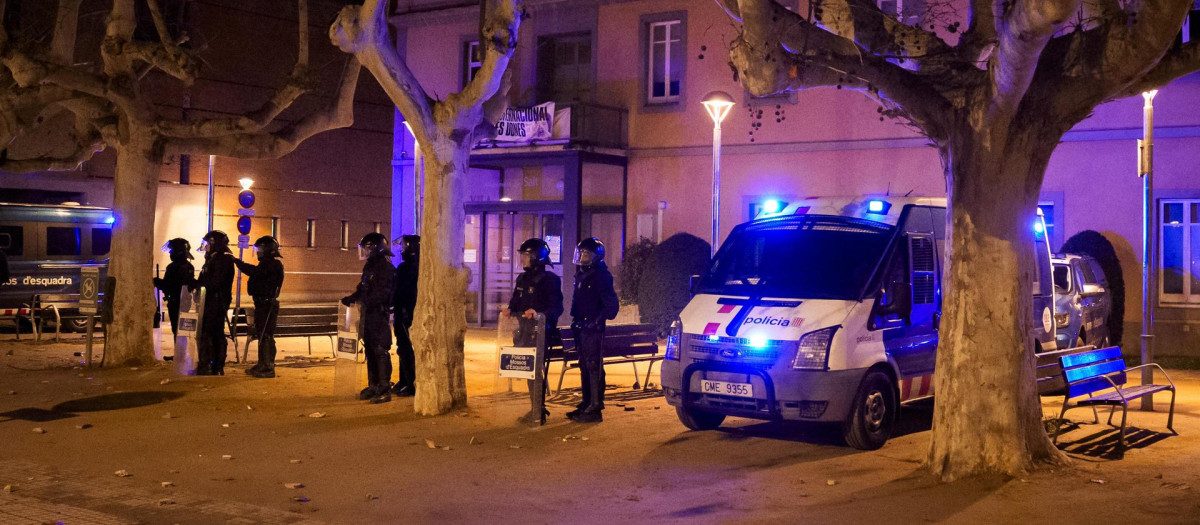 Más de un centenar de personas han protagonizado este martes una segunda noche de disturbios y ataques a los Mossos en Salt, Gerona (