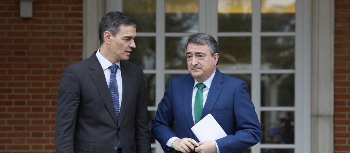 El presidente del Gobierno, Pedro Sánchez (i) recibe al portavoz del PNV en el Congreso, Aitor Esteban