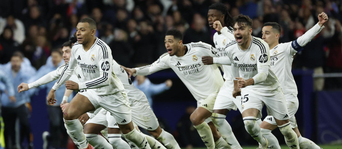 Los jugadores del Real Madrid celebran su pase a cuartos de la Champions
