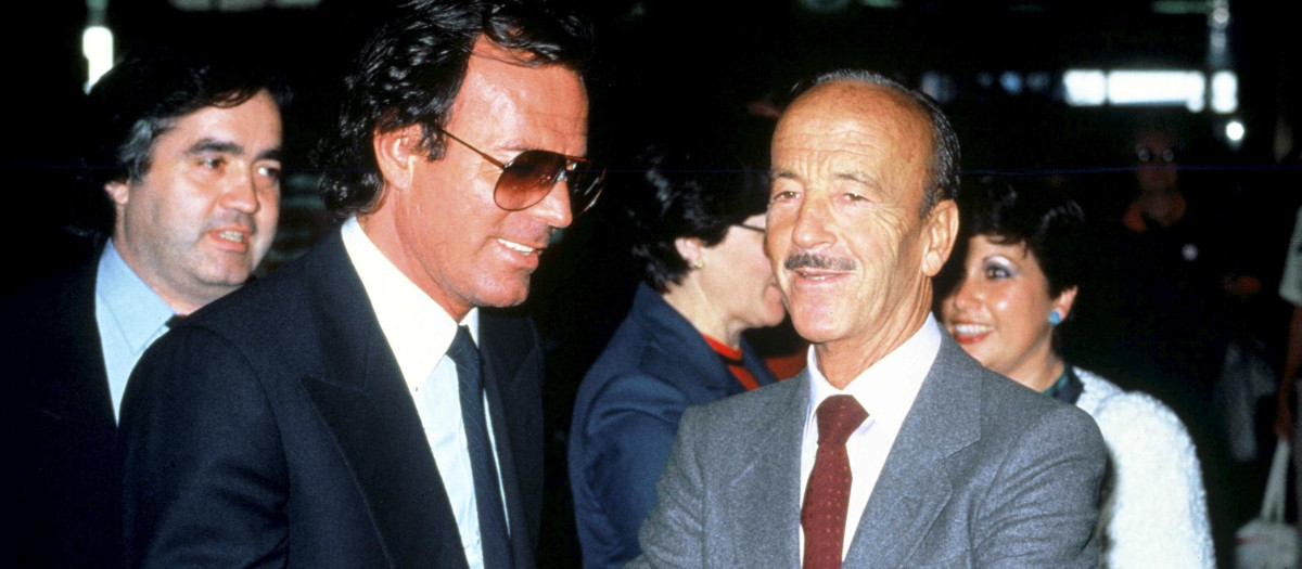 Julio Iglesias, el niño mimado del franquismo que defendió a los artistas de izquierdas