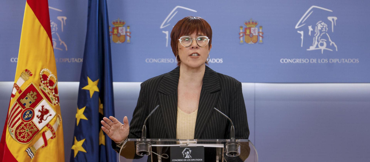 La diputada de Sumar Águeda Micó ofrece una rueda de prensa en el Congreso