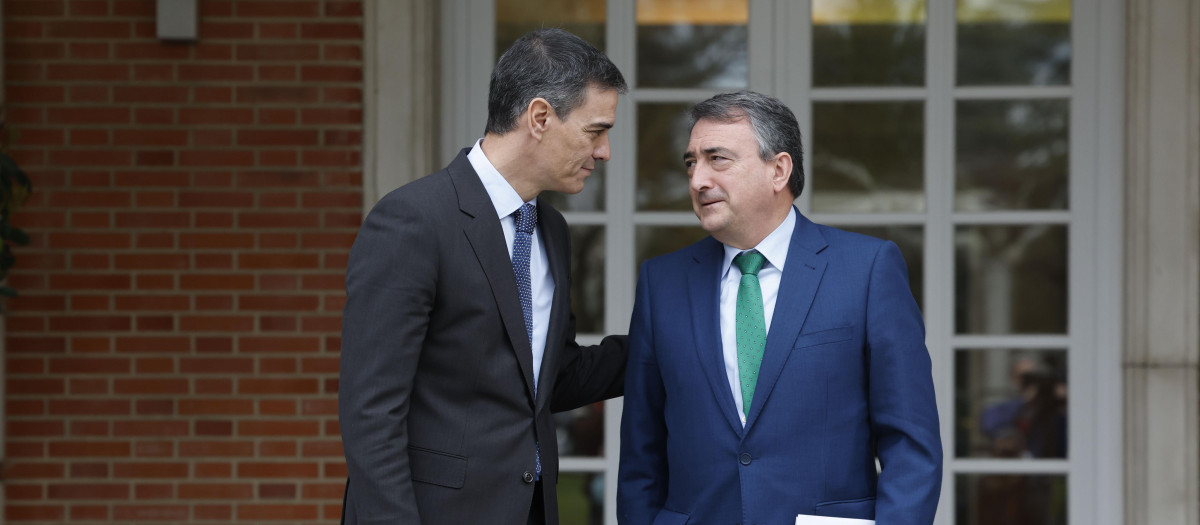 Pedro Sánchez y el presidente del PNV, Aitor Esteban