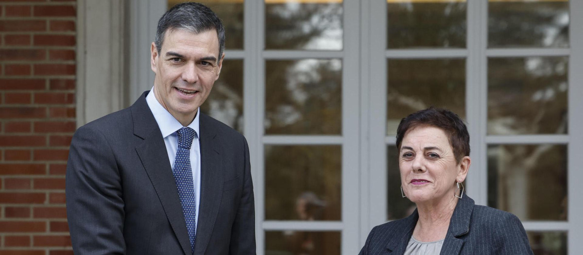 El presidente del Gobierno recibe en la puerta de la Moncloa a Mertxe Aizpurua