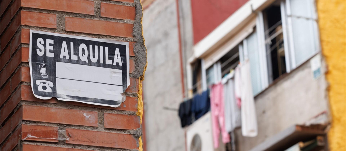 Un cartel de 'Se Alquila' en Madrid.