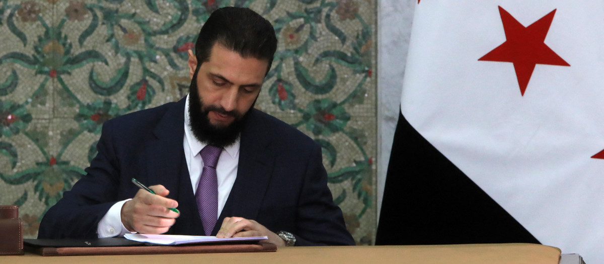 El presidente interino de Siria, Ahmad al-Sharaa, firmó la declaración constitucional del país, que se aplicará durante un período de transición de cinco años, en el palacio presidencial de Damasco