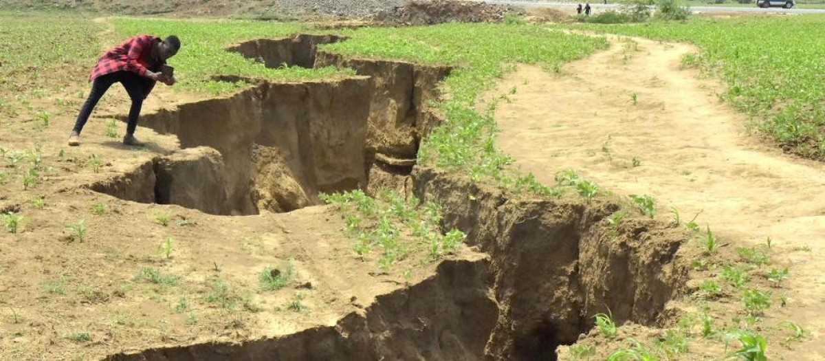 Grieta que surgió en el año 2018 en la población de Mai-Mahiu, en el condado de Nakuru (Kenia)