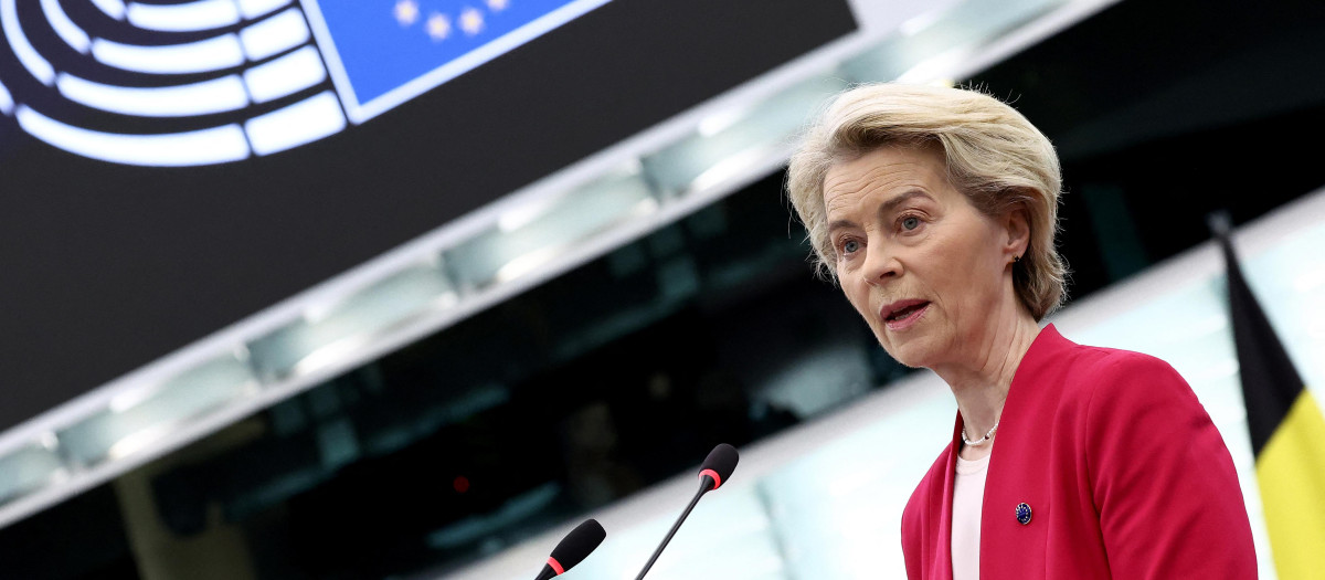 La presidenta de la Comisión Europea, Ursula von der Leyen, interviene durante un debate sobre la urgencia de medidas decisivas y el apoyo incondicional a Ucrania, en el marco de una sesión plenaria del Parlamento Europeo, en Estrasburgo, este de Francia
