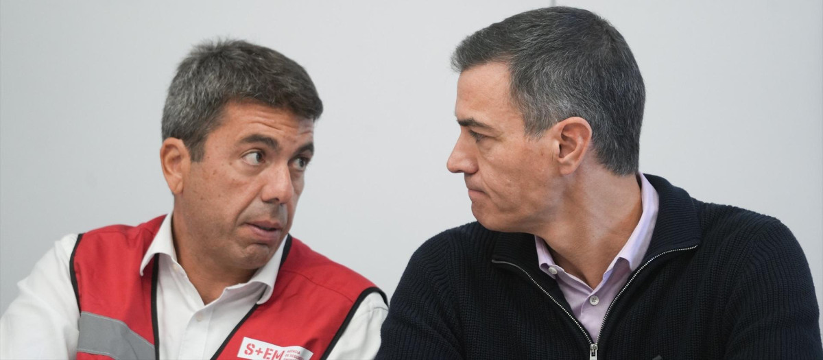 Carlos Mazón y Pedro Sánchez, en una reunión del Cecopi tras la dana del 29 de octubre