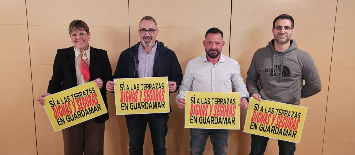 Los portavoces de la oposición y el portavoz de la asociación de hosteleros de Guardamar del Segura, este jueves