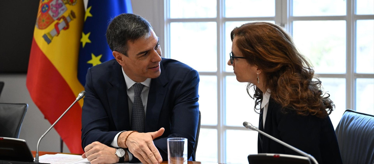 El presidente del Gobierno, Pedro Sánchez, y la ministra de Sanidad, Mónica García