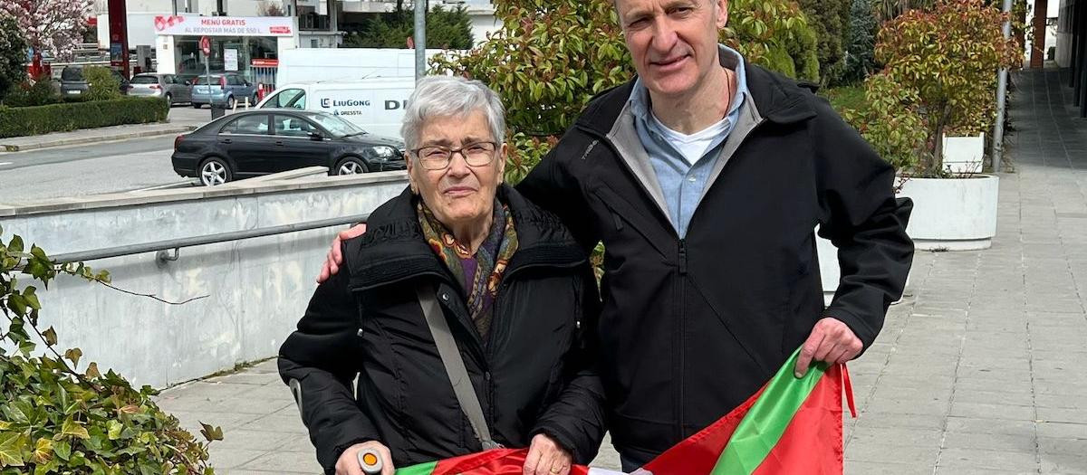 Juan Luis Aguirre Lete, con su madre, tras la salida de prisión