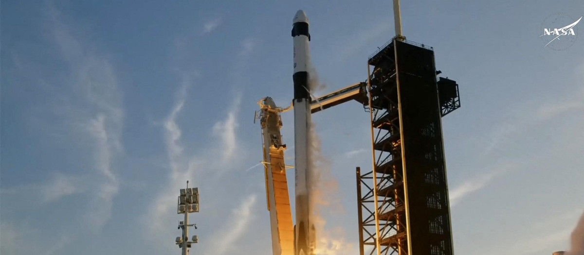 El cohete Falcon 9 de SpaceX con la cápsula Crew Dragon Endurance, que transportaba la misión Crew-10