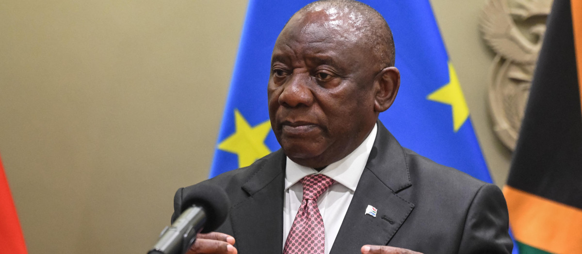 El presidente de Sudáfrica, Cyril Ramaphosa, habla durante una conferencia de prensa conjunta tras la octava cumbre Sudáfrica-Unión Europea