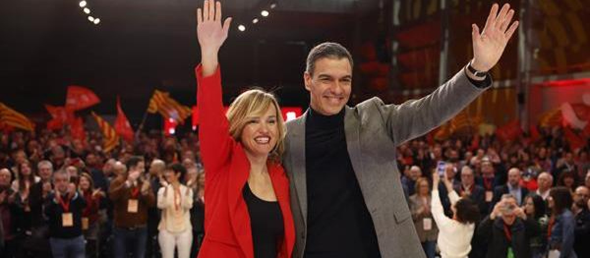 El secretario general del PSOE y presidente del Gobierno, Pedro Sánchez (i), clausura este domingo en Zaragoza el congreso general de su partido en Aragón junto a la nueva secretaria general de esa comunidad autónoma, la ministra de Educación y portavoz del Ejecutivo, Pilar Alegría