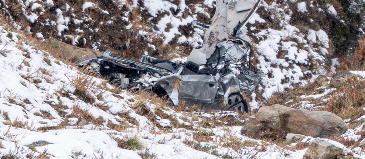 Estado en el que quedó el Audi A3 de los jóvenes tras la caída de 200 metros