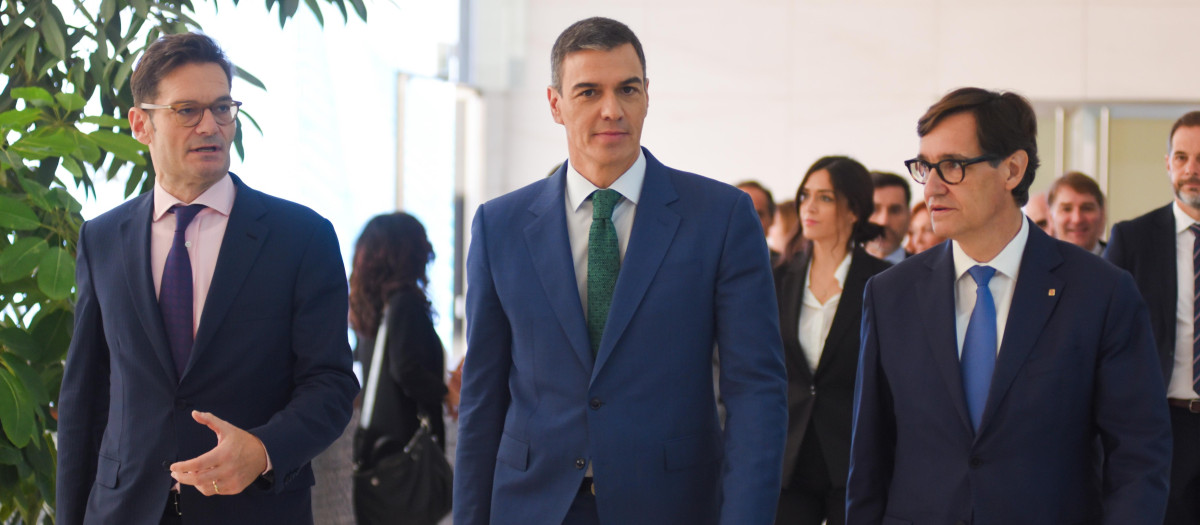 El presidente de Prisa, Joseph Oughourlian, el presidente del gobierno, Pedro Sánchez y el presidente de la Generalitat de Cataluña, Salvador Illa