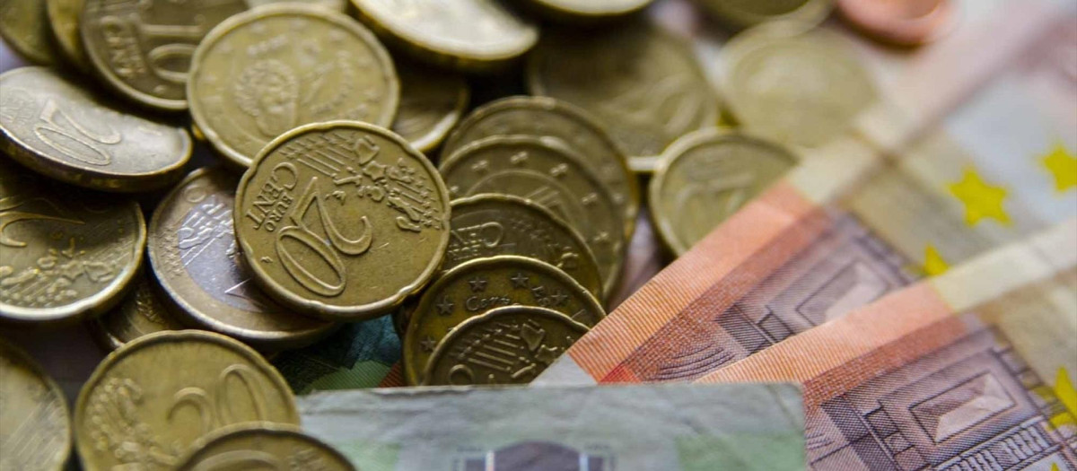 Monedas y billetes de euro.