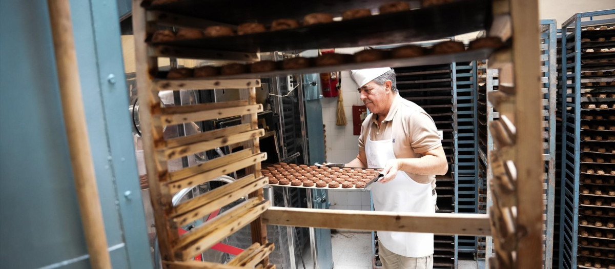 Un trabajador en la fábrica La Colchona, en Estepa, Sevilla.