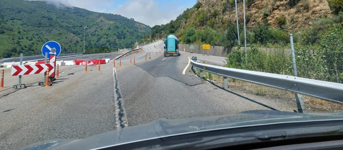 Basta viajar por la A-6 para darse cuenta del calamitoso estado de las carreteras españolas