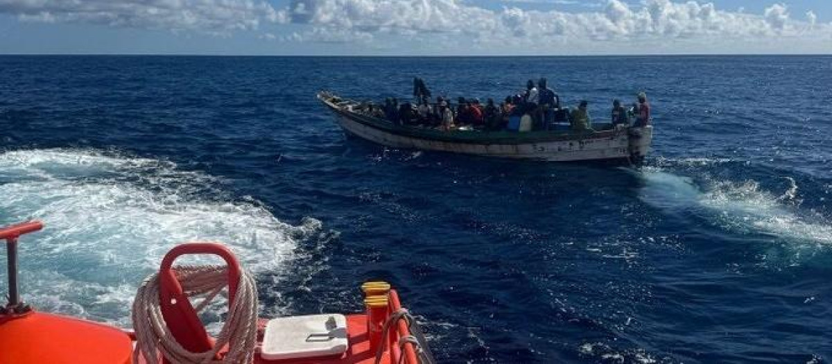 Cayuco avistado en aguas de El Hierro
REMITIDA / HANDOUT por SALVAMENTO MARÍTIMO
Fotografía remitida a medios de comunicación exclusivamente para ilustrar la noticia a la que hace referencia la imagen, y citando la procedencia de la imagen en la firma
03/3/2025