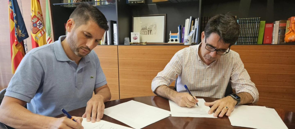 El concejal de Vox, Adrián García, junto al alcalde 'popular' de San Vicente, Pachi Pascual