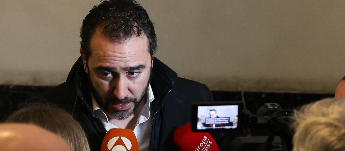 El empresario Víctor de Aldama atiende a los medios a su salida de una entrevista en la COPE