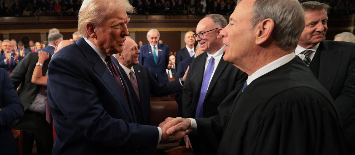 El presidente de EE.UU. Donald Trump y el presidente del Supremo John Roberts