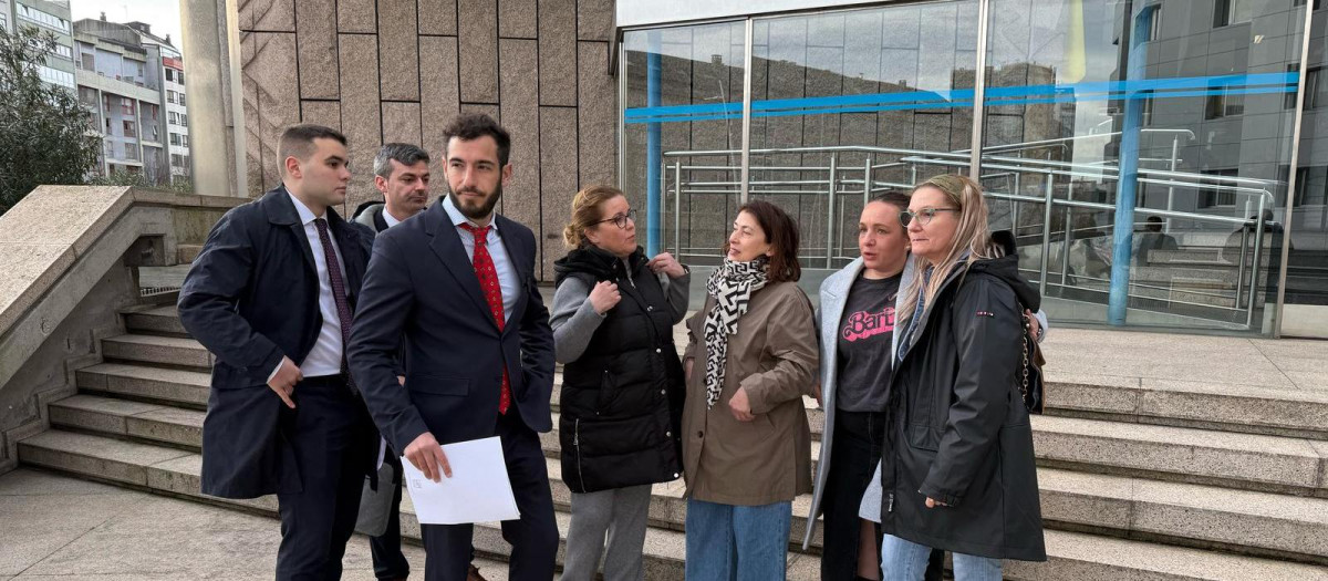 Pilar con su abogado en las puertas del Juzgado