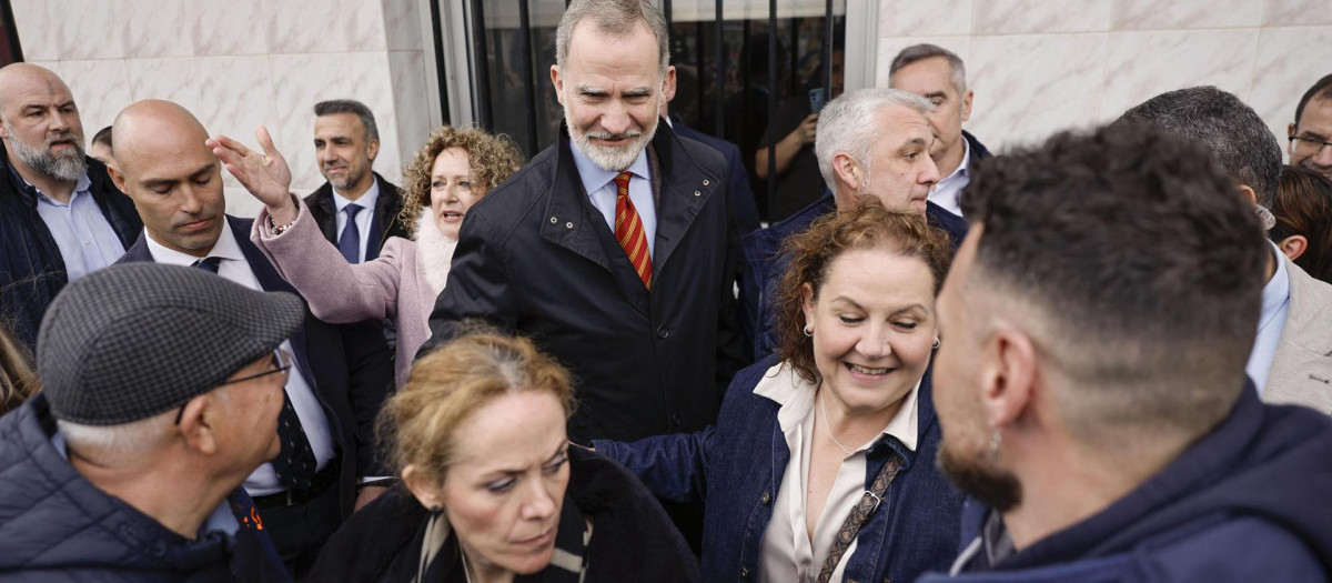 Don Felipe recibe el saludo de los vecinos en Torrente
