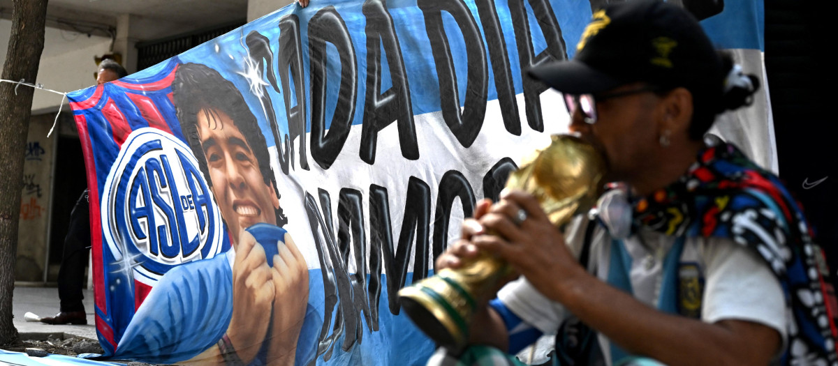Aficionados de Maradona a las afueras del juzgado donde se celebra la vista por su muerte