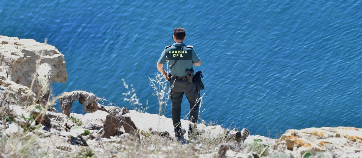 Un agente de la Guardia Civil observa las costas de Ceuta, en una imagen de archivo